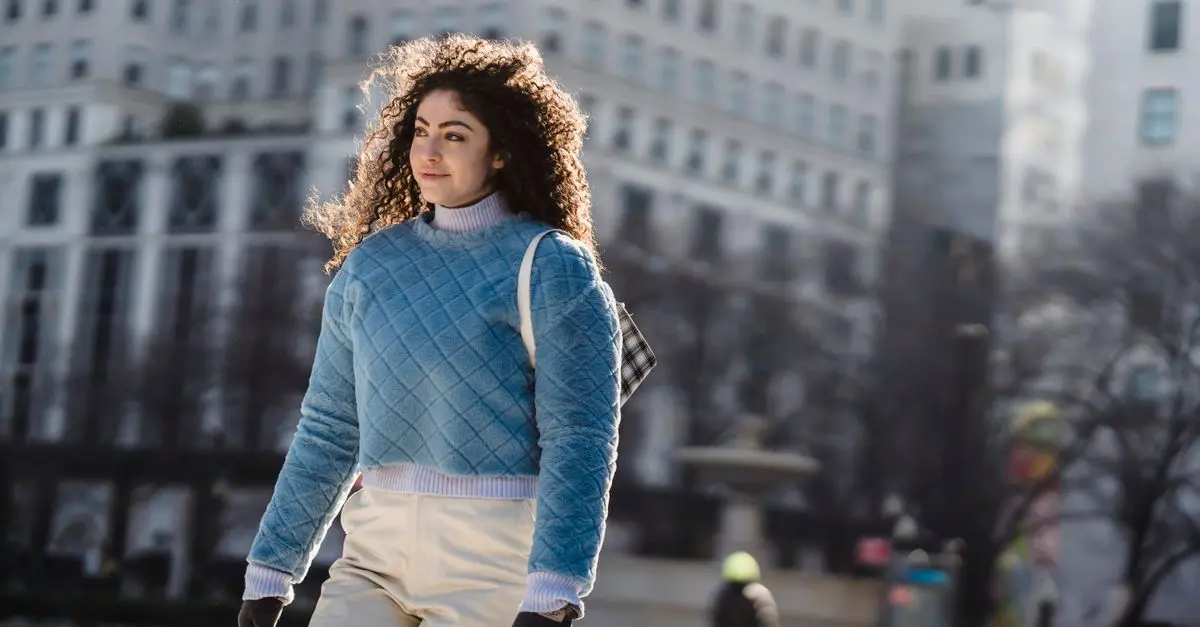 Comment assortir les couleurs dans une tenue féminine