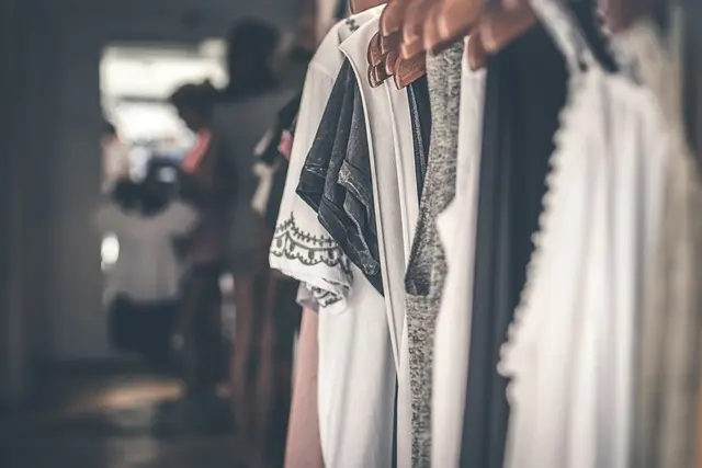10 pièces essentielles pour une garde-robe féminine réussie