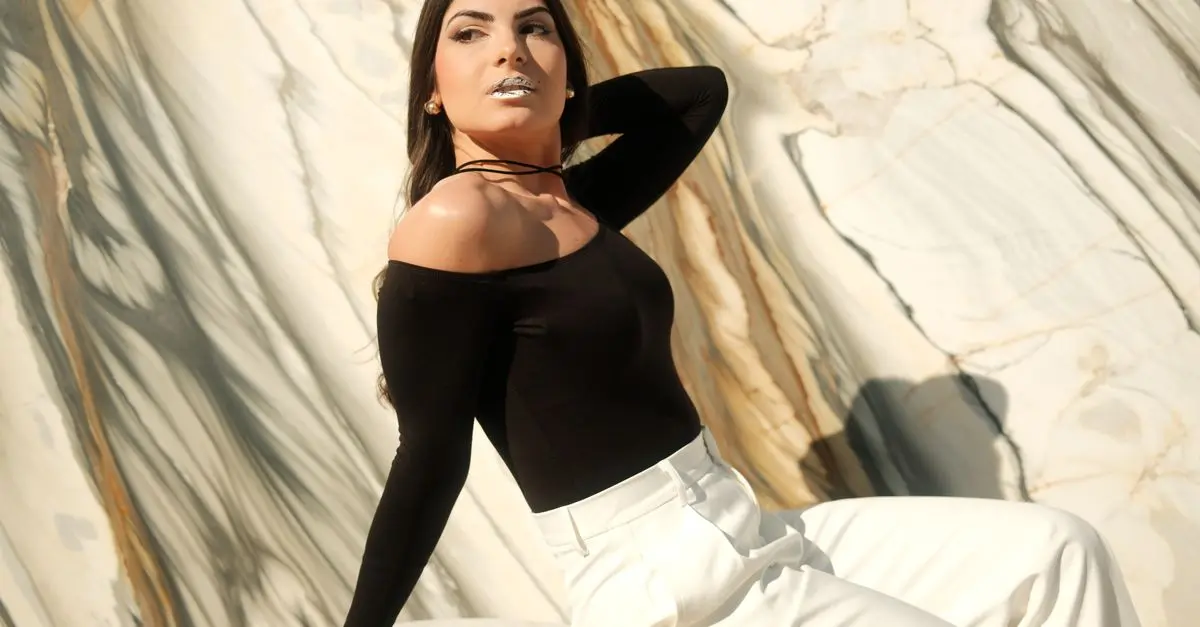 Comment réussir un look monochrome élégant