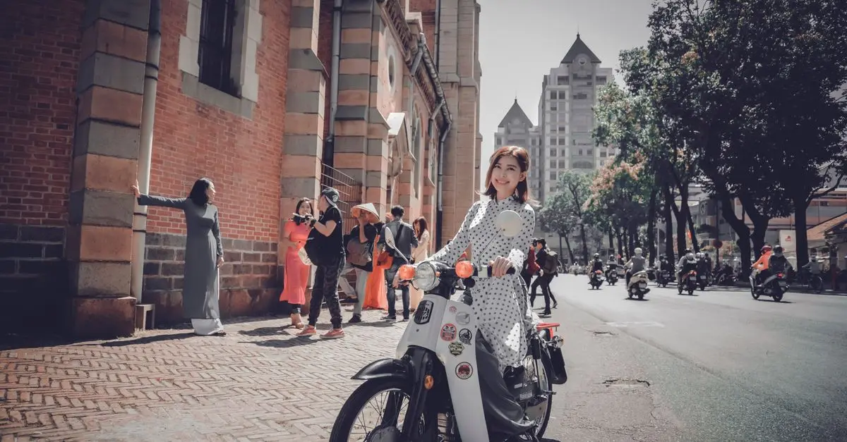 Tendance 2026 : La montée du vintage dans la mode féminine