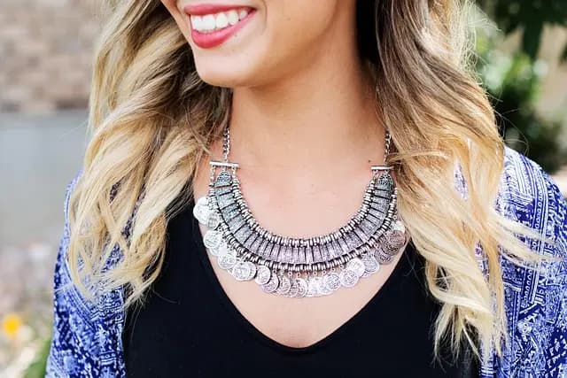 Comment accessoiriser une tenue féminine pour un look réussi