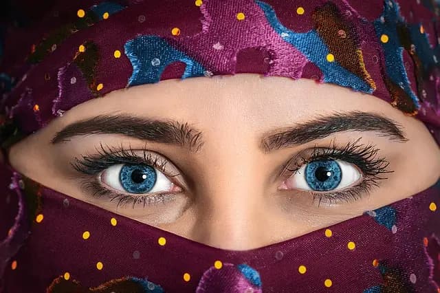 Comment associer les couleurs pour un look féminin réussi