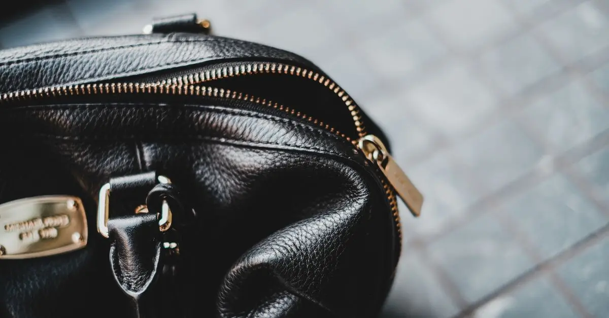 Comparatif : Sacs à main en cuir vs. en tissu