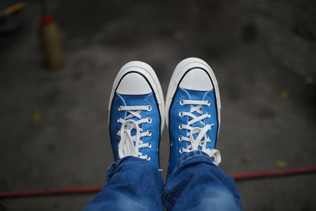 Les sneakers indispensables pour compléter votre tenue féminine