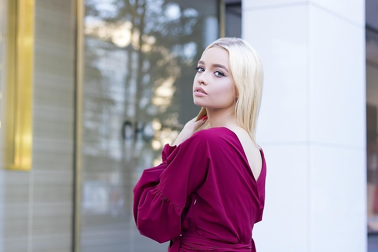 L'impact des accessoires sur une tenue féminine élégante