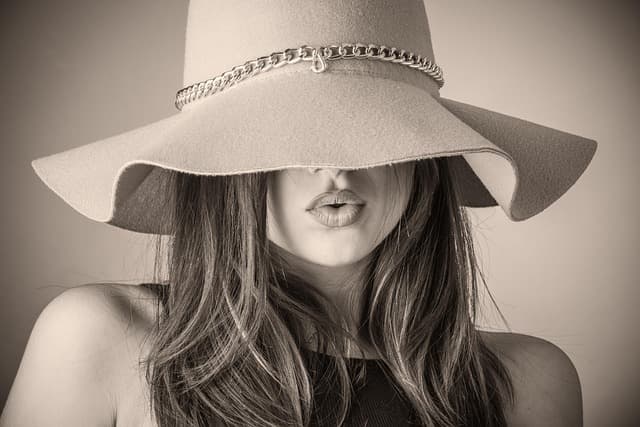 Comment accessoiriser une tenue basique pour l'élégance